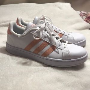 Women’s 8.5 white adidas with pink stripes